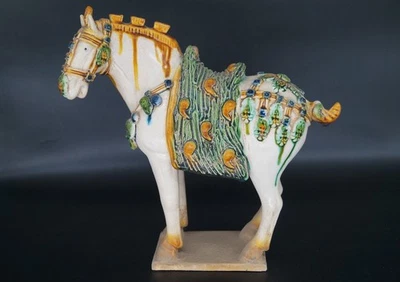 Caballo de cerámica chino Dinastía Tang 618-907 Sancai (tricolor esmaltado) Foto 1 de 4