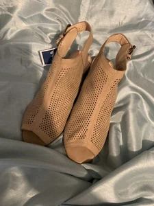LADIES SHOES SIZE 7 - Picture 1 of 10