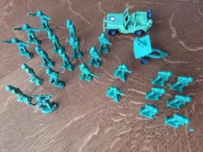Lotto soldatini americani in plastica, anni '80 vintage + jeep e cannone - Immagine 1 di 4