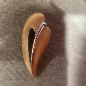 Vintage Monet MCM Enamel Peach Teardrop Brooch Pin Asymmetrical Heart Wing - Picture 1 of 8