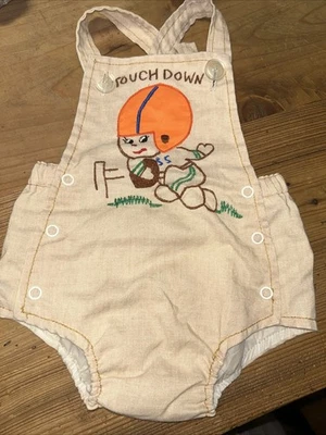 Винтажный Baby мальчика размер 6-9 месяцев поезда нагрудник комбинезон пластиковая подкладка низ футбол - Изображение 1 из 4