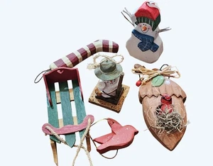 6 Vintage Holz & Harz Weihnachtsschmuck Kardinal Schneemann Schlitten S'more Strumpf - Bild 1 von 9