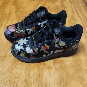 Size 7 Women’s Nike Air Force One Low Floral Black Tennis Shoes - Picture 1 of 13