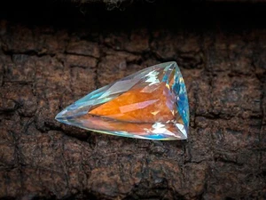 Pietra di luna arcobaleno dorata 2,39 carati pietra preziosa sfaccettata 12x7x4 mm forma fantasia - Foto 1 di 3