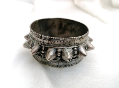 ANTICO BRACCIALE ETNICO AUTENTICO OMANITA AD ACULEI IN ARGENTO, 1900. - Immagine 1 di 4