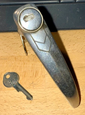 1938 1939 1940 OLDSMOBILE BUICK PONTIAC TAMPA TRASEIRA PORTA-MALAS TRAVAMENTO ALÇA GM?? - Imagem 1 de 4