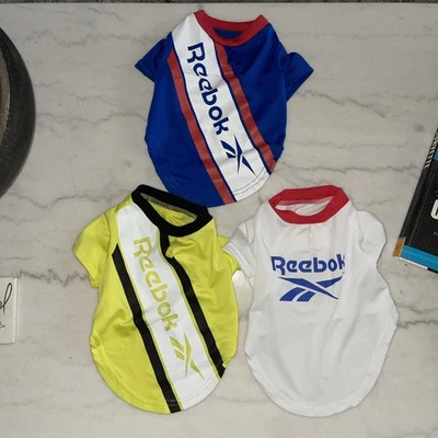 TRES Camisetas Reebok Perro Mascota, XS Azul Rojo Blanco, Neón Blanco Negro 11-13 Usadas Foto 1 de 4