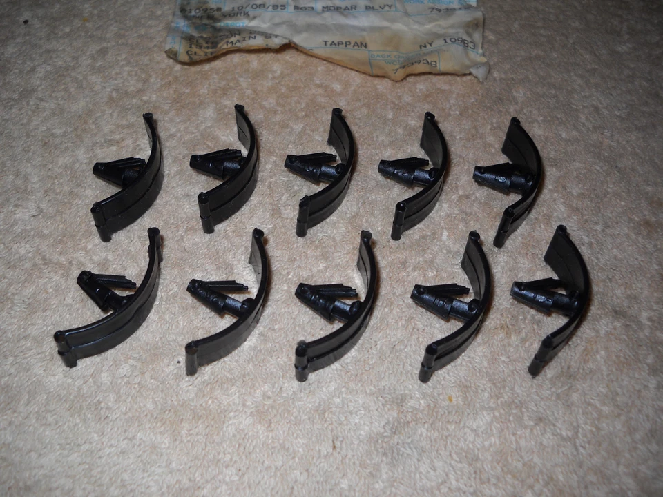 Nuevo de Lote Antiguo Mopar 72 en adelante Dodge Chrysler Plymouth Capucha Almohadilla Aislante Clips Lote de 10 Foto 1 de 1