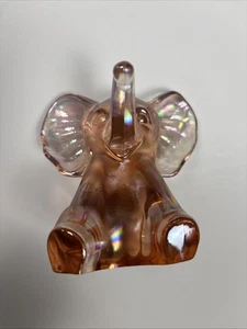 Elefante bebé rosa opalescente de vidrio Fenton ~ firmado por Susan K. Fenton - Imagen 1 de 10