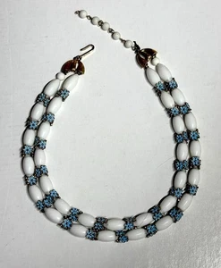 Collar Vintage Corona Trifari Doble Hilo Azul Esmalte Flores y Cuentas Blancas - Imagen 1 de 7