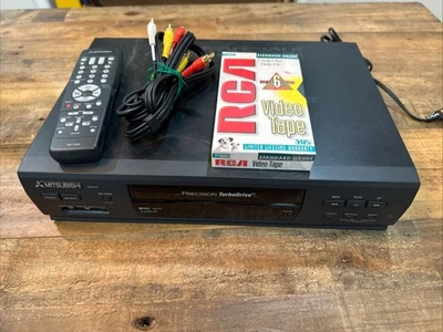 Mitsubishi HS-U747 S-VHS Hi-Fi VCR + Control remoto, cables AV y 1 cinta en blanco — Probado Foto 1 de 4