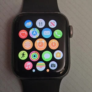 Apple Watch Series 5 40 mm A2094 32 Go (GPS + cellulaire) boîtier en aluminium gris sidéral - Photo 1 sur 10