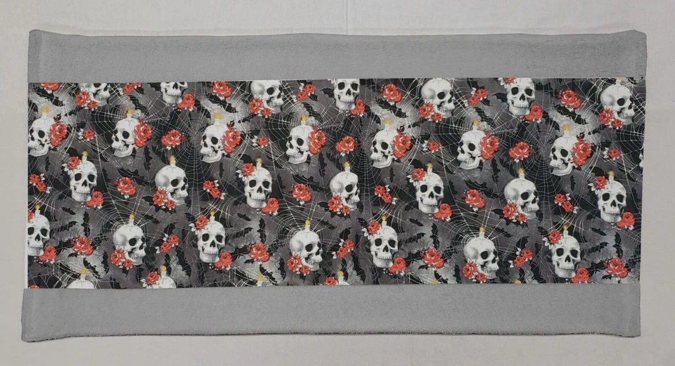Alfombra de baño de tela de rizo Skulls Webs & Roses Foto 1 de 1