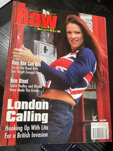 Rivista WWF WWE RAW luglio 2001 copertina Lita - Foto 1 di 3