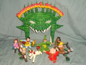 PERSONAJES DE DIBUJOS ANIMADOS DE MAZMORRAS Y DRAGONES CON DUNGEON MASTER Y ENTRADA DE MONTAÑA RUSA (¡RARO!) - Imagen 1 de 16