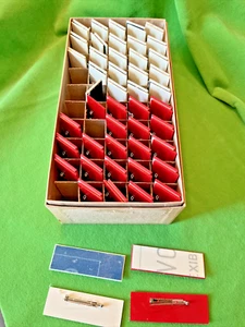 CAJA DE 96 NUEVAS Insignias Gravoply 1"" X 3"" Rojo Blanco Azul Grabables Nombre Etiquetas Seguridad - Imagen 1 de 2