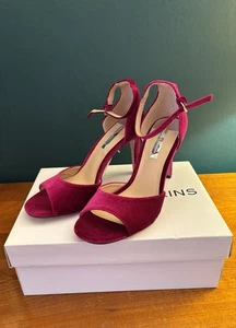 Ladies Magenta Colored Sandals Size 6 - Picture 1 of 4