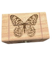 Schmetterling Lasergravur dekorative Schmuckschatulle gebeizt 5,31 x 3,35 x 2,83 Zoll - Bild 1 von 6