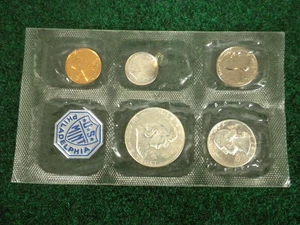 1957 - U.S. Mint proof set - sealed in cellophane - No envelope or COA - Picture 1 of 2