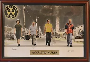 BOMBE ACUSTICHE • AUTOGRAFI FOTOGRAFICI INCORNICIATI firmati a mano • Firmati da tutti e 4 • Certificato di autenticità - Foto 1 di 1