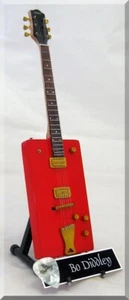 Réplica de guitarra en miniatura BO DIDDLEY caja de cigarros con púa de guitarra - Imagen 1 de 2