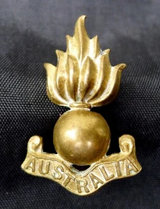 WW2 AUSTRALIAN COLLAR BADGE 'AUSTRALIA' ROYAL AUSTRALIAN ENGINEERS 1930-1942 - Picture 1 of 3
