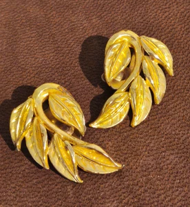 Pendientes Vintage Americanos Años 60 Dorado Firma Coro - Vtg Earrings - Picture 1 of 3