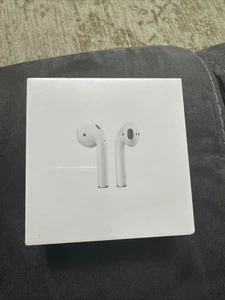 Apple AirPods 2nd Generation White Wireless Bluetooth Earbuds with Charging Case - Photo 1 sur 3