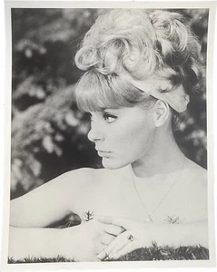 Impresionante bomba sexy Elke Sommer años 60 - Imagen 1 de 3