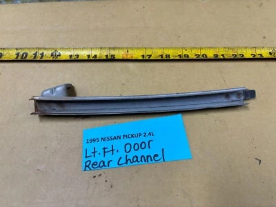 PICKUP NISSAN 1995-1997 LADO CONDUCTOR IZQUIERDO PUERTA DELANTERA CANAL CRISTAL TRASERO Foto 1 de 4