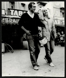 Mylène Demongeot et Marc Simenon. Saint-Tropez. 1968. Epreuve argentique - Picture 1 of 1
