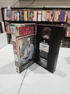 Kung Fu (David Carradine) VHS 1972, 1990 ๐บ๐ธ BUY 5 GET 5 FREE ๐ FREE SHIPPING - Picture 1 of 1