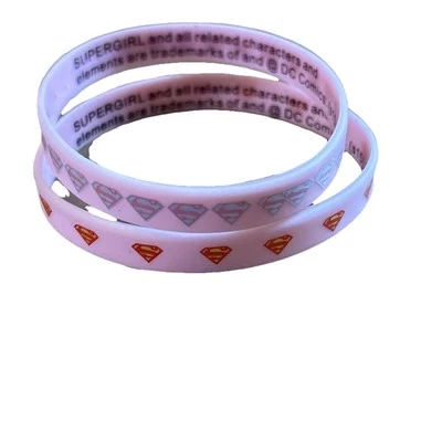 Par de pulseras de gelatina rosadas con logotipo de Supergirl de DC Comics Foto 1 de 3