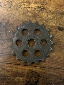 Derbi Pyramid Reed and Piston Port 19 Tooth Front Sprocket - Bild 1 von 2