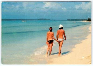 BIKINI TOPLESS AÑOS 70-80 CAMINANDO POR LA PLAYA JAMAICA SEXY ARRIESGADO 4x6" POSTAL - Imagen 1 de 2