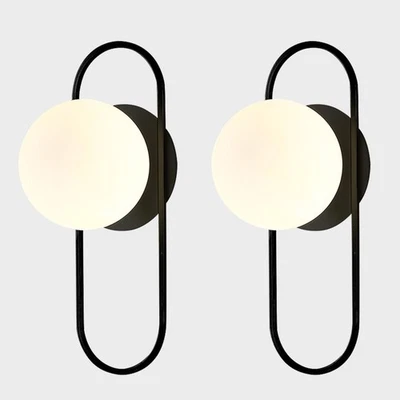 Aplique de pared globo de vidrio negro juego de dos luces de pared globo esmerilado mediados de siglo... Foto 1 de 4