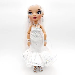 Bambola Alta Moda Arcobaleno 2022 Strass Bianco Abito Sirena Orecchini Tacchi - Foto 1 di 10