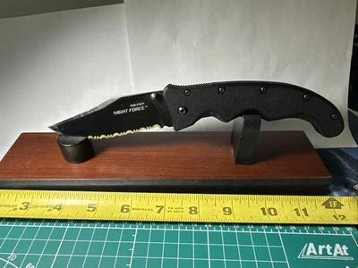 NAVAJA DE BOLSILLO PLEGABLE DENTADA NEGRA FUERZA NOCTURNA ACERO FRÍO TAIWÁN  Foto 1 de 4