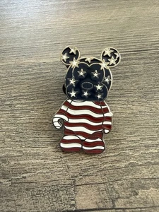 Disney WDW 2009 VINYLMATION MYSTERY PIN SAMMLUNG URLAUB #1 AMERIKANISCHE FLAGGE ANSTECKNADEL - Bild 1 von 2