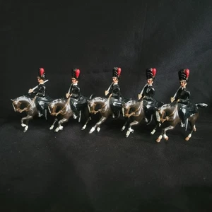 5 soldiers On Horseback With Black Cape And Red Tassle Figurine - Bild 1 von 6