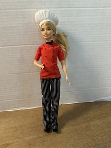 You Can Be Anything Chef Barbie rote Jacke gestreifte Hose Kochmütze - Bild 1 von 7