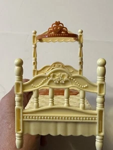 Plastic Dollhouse Vanilla Canopy Bed, Floral Pattern On Headboards 5” X 4.25” - Picture 1 of 10