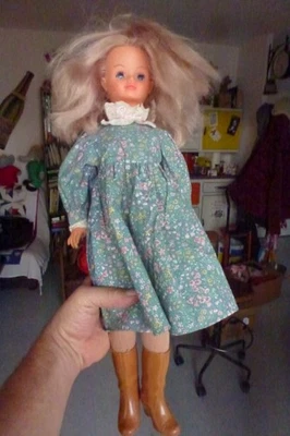 Poupée vintage  Bella "TRESSY" ,  avec vêtements, voir photos. - Photo 1/4