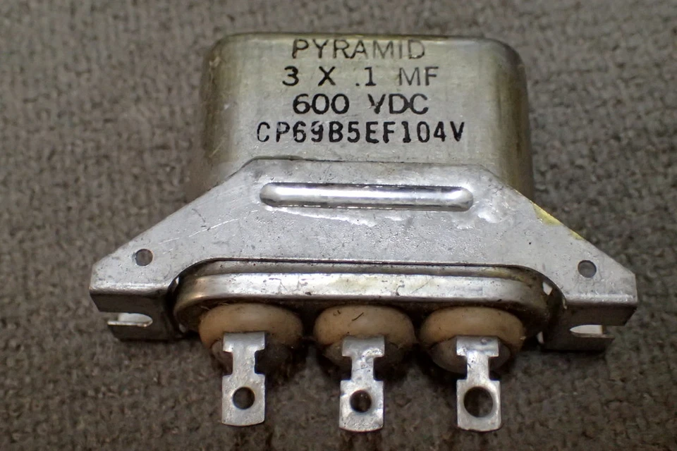 New 3X0.1uF 600VDC  Capacitor CP69B5EF104V - Image 1 of 1