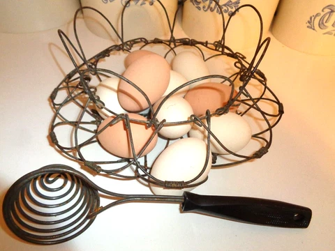 VINTAGE FARMHOUSE WIRE EGG BASKET WITH 10 Realistic CERAMIC EGGS & EGG SEPERATER Cover