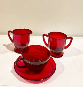  Vintage Anchor Hocking Royal Rubinrot Teetasse & Untertasse, mit Zuckerdose & Milchkännchen  - Bild 1 von 3