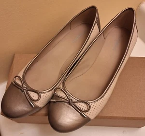 Easy Spirit Low Wedge Dress Pumps / Leather / Beige & Metallic Pewter Size 10W - Picture 1 of 15
