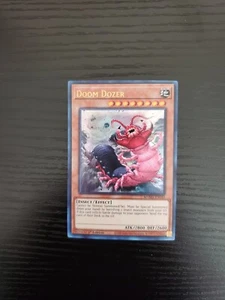 Yugioh Magnificent Mavens - Doom Dozer - Ultra Raro - MAMA-EN049 - Imagen 1 de 2