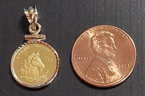 Moneda unicornio de 5 yuanes de oro 999 China 1996 1/20 oz en bisel sólido dije colgante de 14 K - Imagen 1 de 6