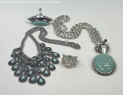 Collares y anillos de vidrio azul-verde howlita teñido tono plata 154,0 g Foto 1 de 4